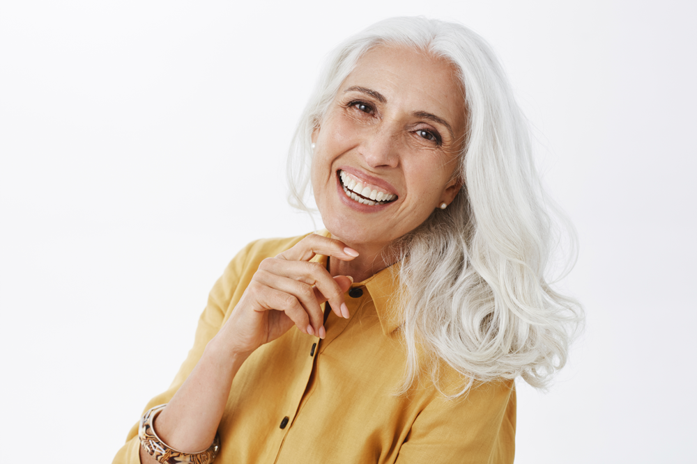 Pessoa adulta sorrindo com confiança após reabilitação oral com prótese protocolo